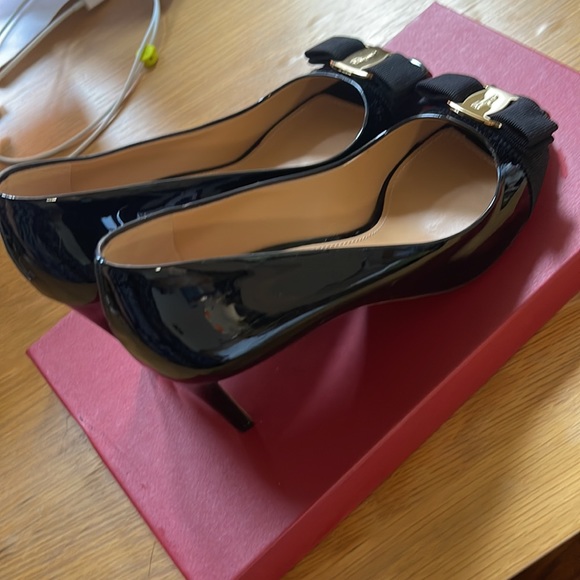 NEW salvatore ferragamo peep toe pumps with bow patent - Picture 3 of 5